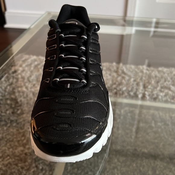 Womens classic Nike airmax plus in 7.5 US. Never been worn. - Picture 2 of 6